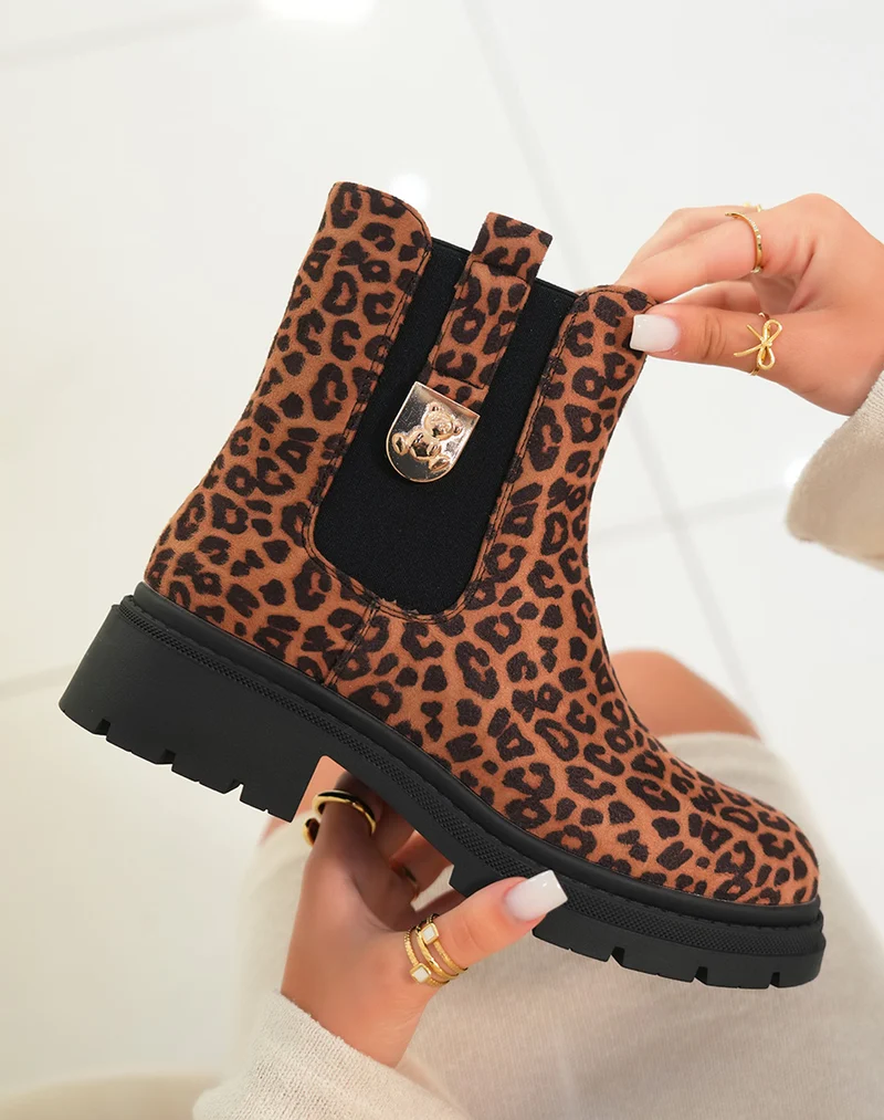 Bottines femme léopard avec détail ourson doré et semelle crantée