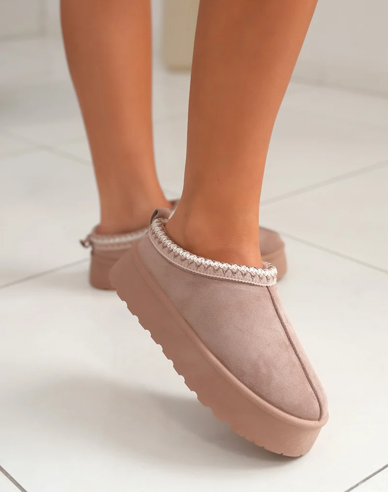 Mule femme taupe tendance avec surpiq?res taupe et blanches et int?rieur fourr?