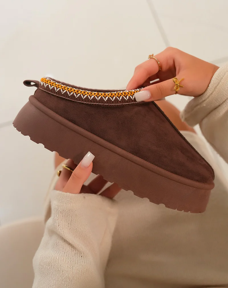 Mule femme marron tendance avec surpiq?res orange et blanches et int?rieur fourr?