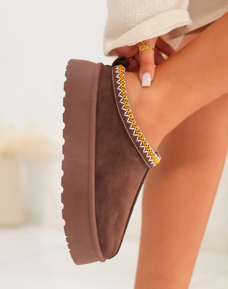 Mule femme marron tendance avec surpiq?res orange et blanches et int?rieur fourr?