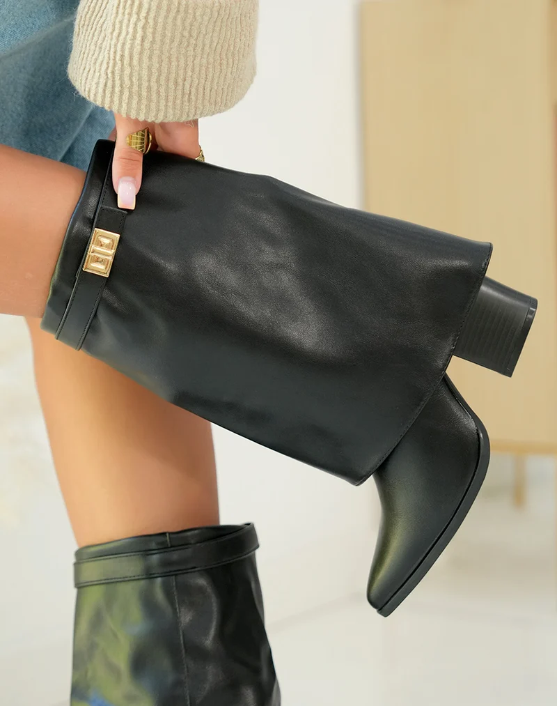 Bottines femme noires à talons carrés avec détail doré et tige repliée