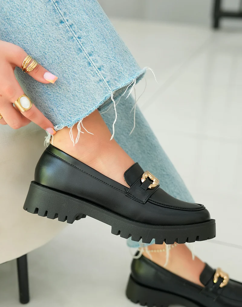 Mocassins noirs avec bijou doré et plateforme crantée