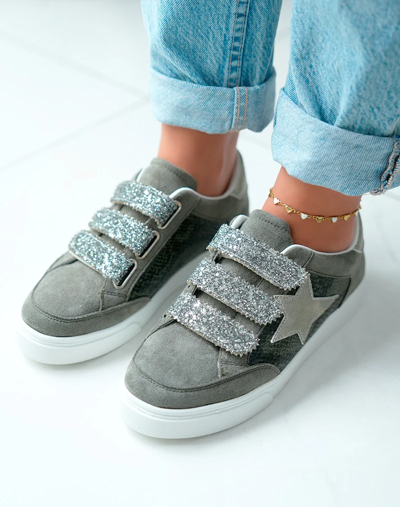 Baskets femme gris foncé effet daim avec empiècements croco vert et étoile argentée