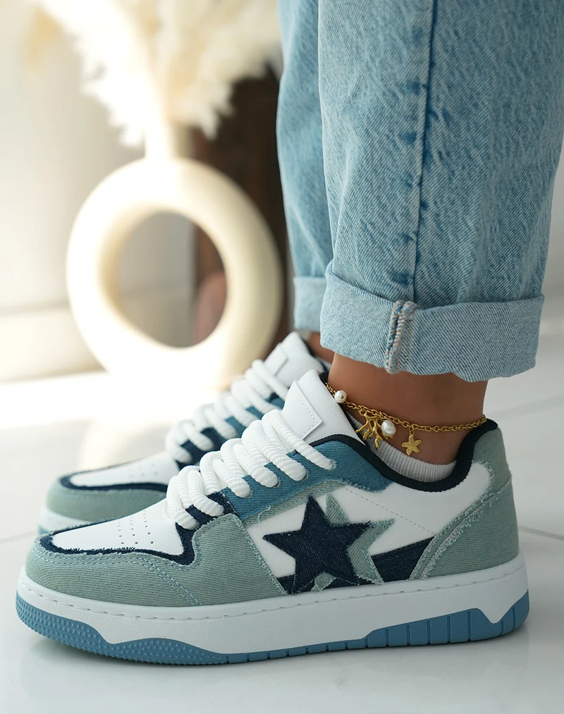 Baskets femme blanches à empiècements jeans et bleu avec lacets épais