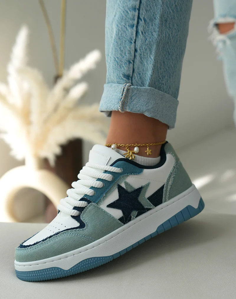 Baskets femme blanches à empiècements jeans et bleu avec lacets épais