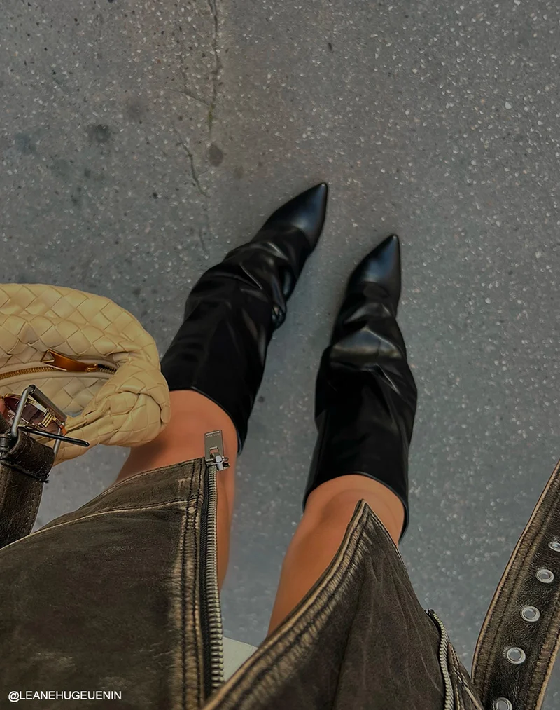 Bottes noires à bout pointu et à talons