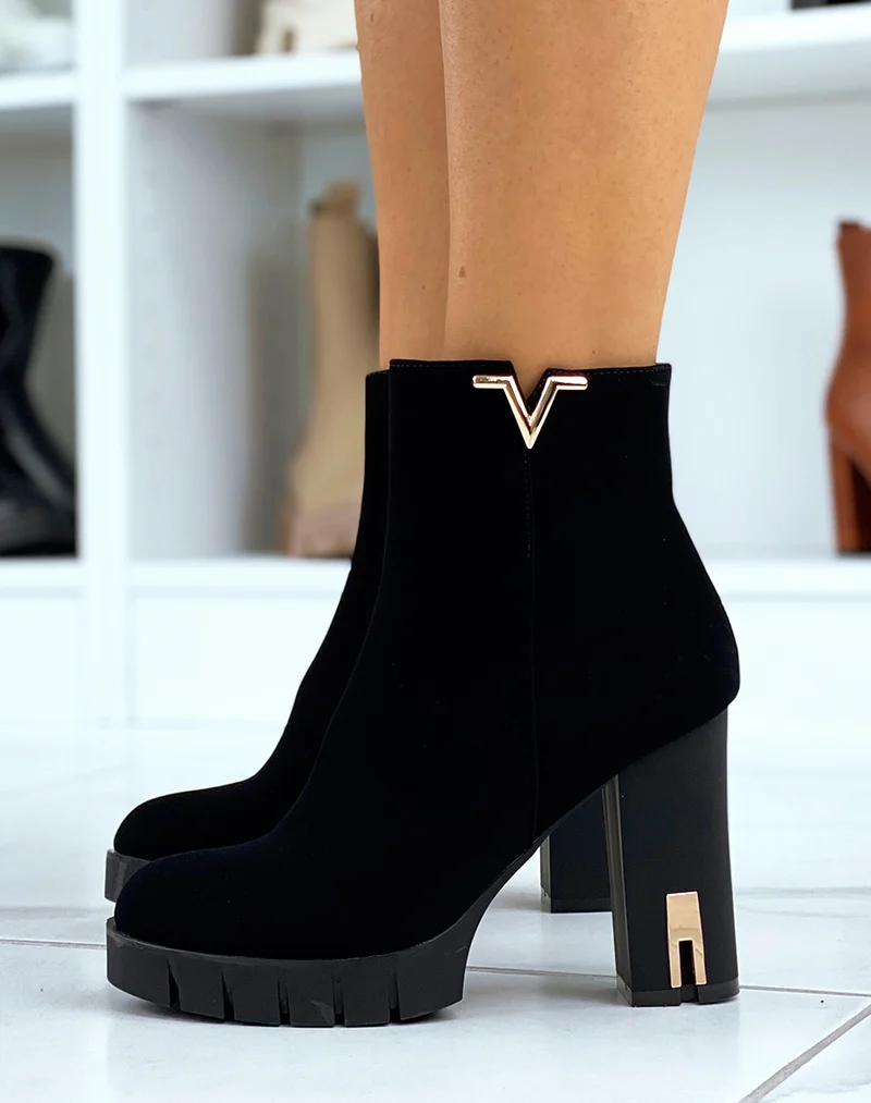 Bottines à talon en suédine à détails dorés