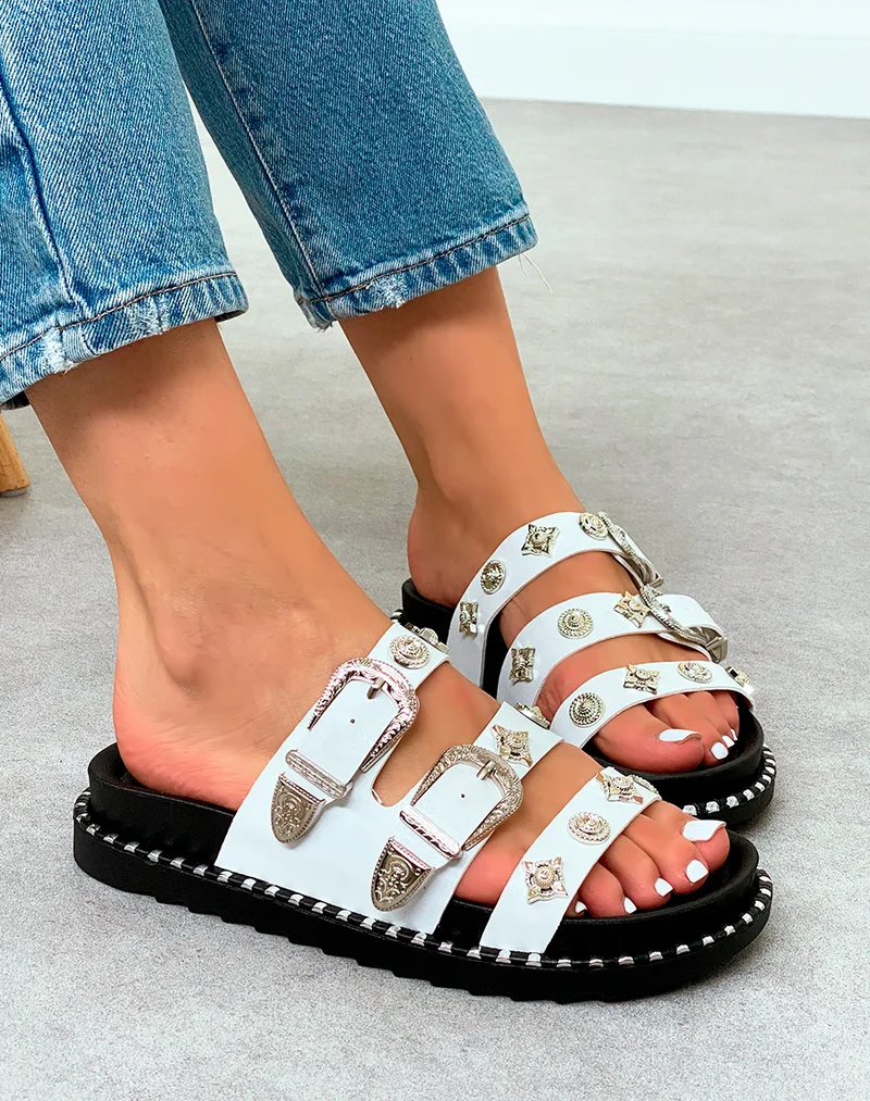 Mules Femme Blanches Cloutées avec Brides Bijoux Argentées et Plateforme Crantée
