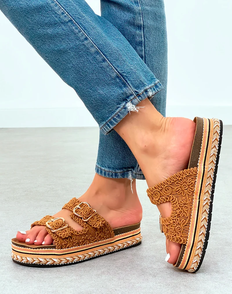 Mules Camel Brodées à Double Sangle – Élégance Ethnique et Confort