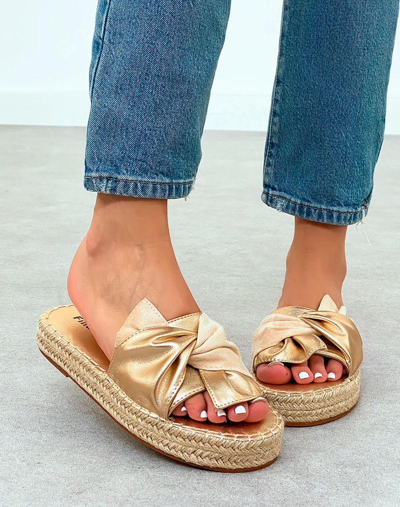 Mules Tendance en Suédine Beige avec Semelle en Corde et Nœud Doré