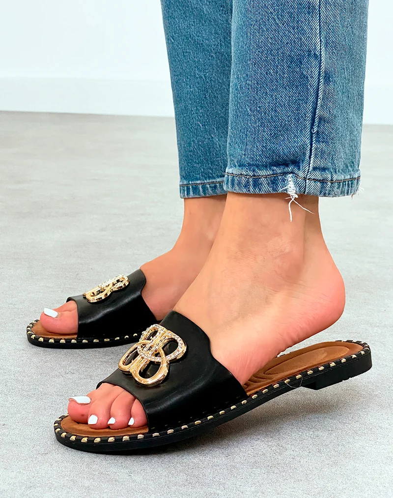Sandale femme noire élégante avec boucle dorée et détails cloutés