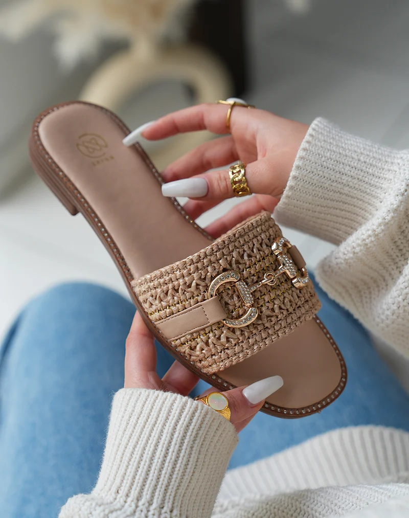 Mules femme beiges élégantes avec détails strass et bijoux dorés
