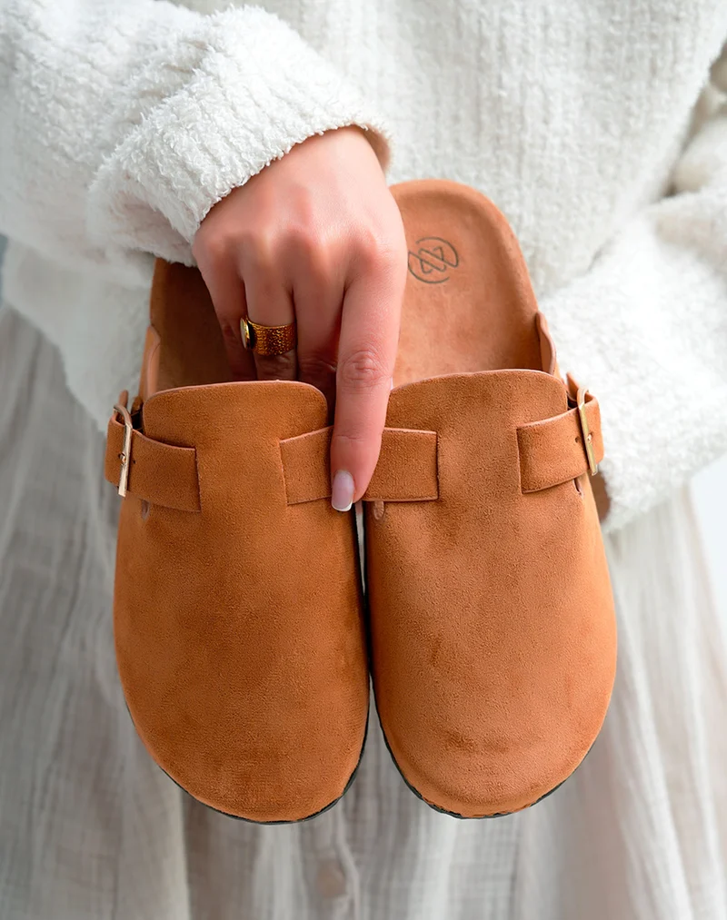 Mules Sabots Femme Camel en Suédine avec Boucle Dorée – Style Urbain Raffiné