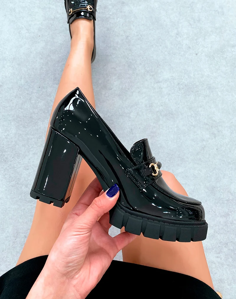 Mocassins noirs vernis à talon haut crantée et à détail doré
