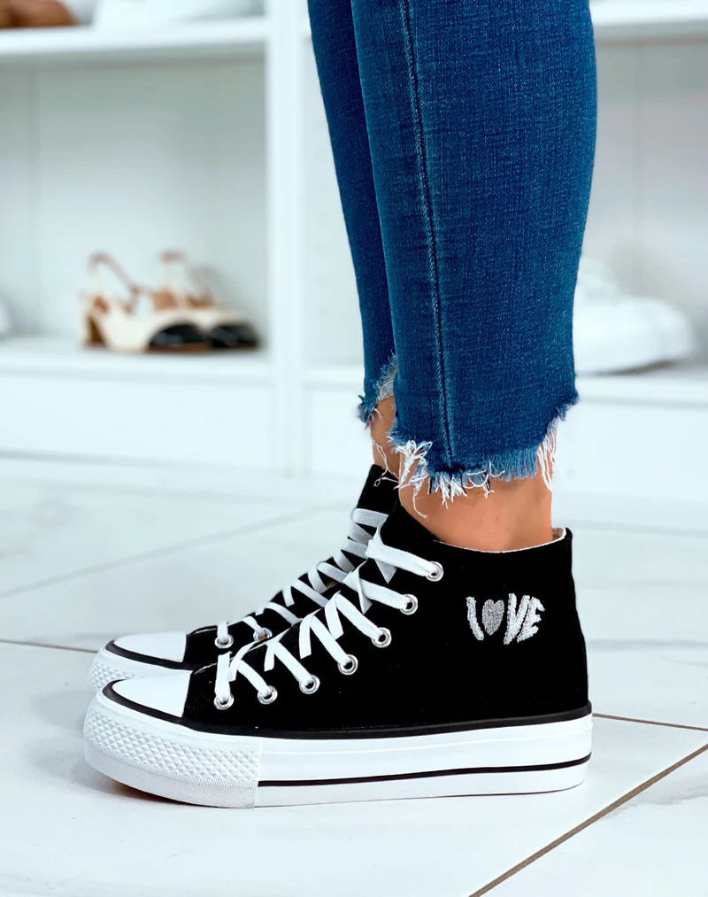 Basket en toile noires et à inscription Love avec détail cœur