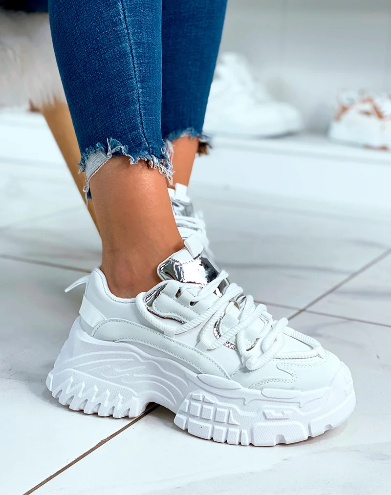 BASKETS BLANCHES ? GROSSE PLATEFORME ET ? D?TAILS M?TALLIQUE