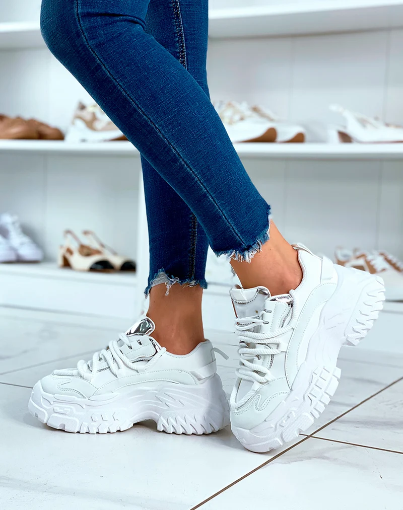 BASKETS BLANCHES ? GROSSE PLATEFORME ET ? D?TAILS M?TALLIQUE