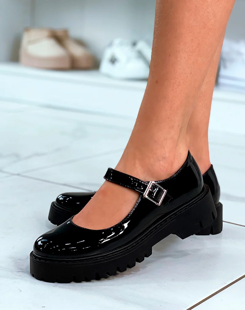 Mocassins noires vernis ouverts tendance avec lanière argentée