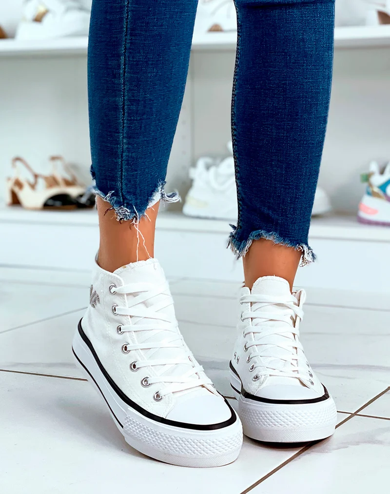 Basket en toile blanches et à inscription Love avec détail cœur