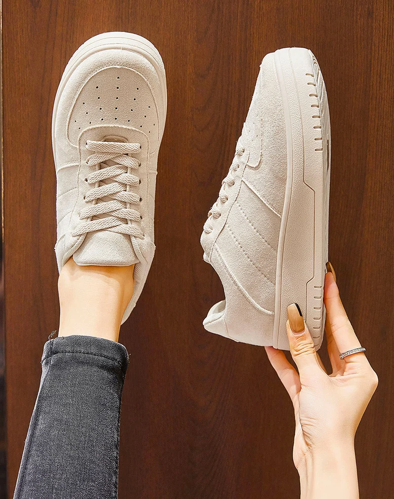Baskets en suédine beige