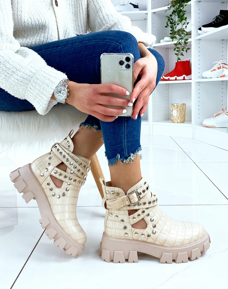 Bottines croco beiges cloutées