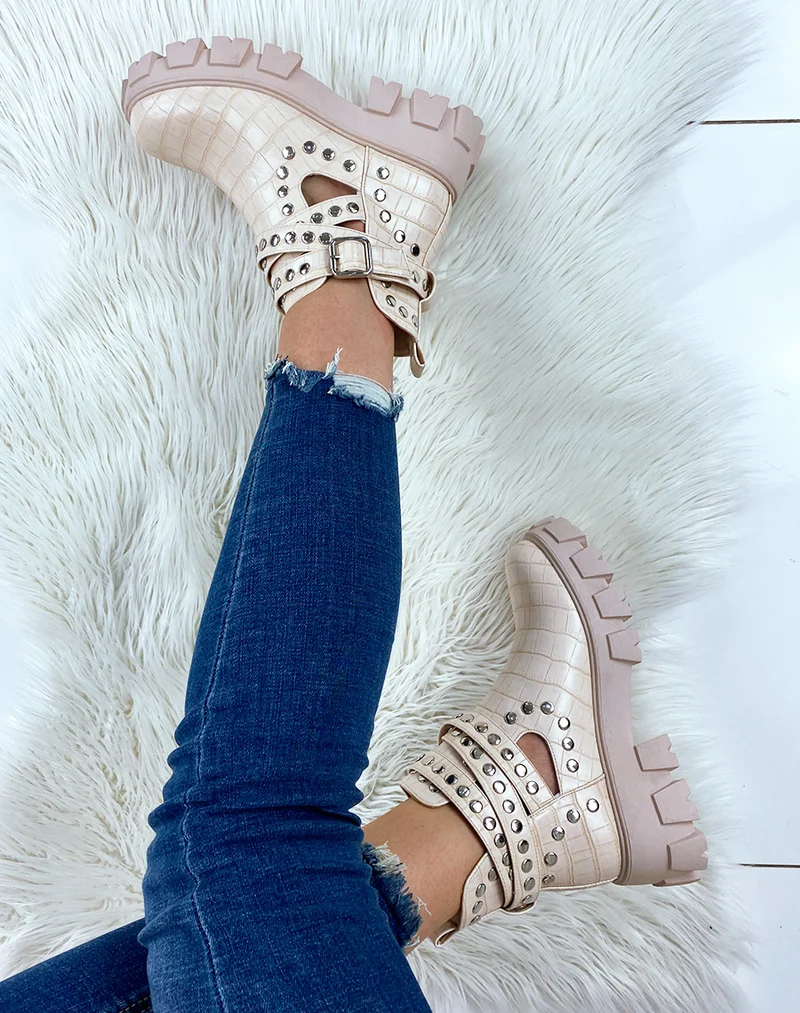 Bottines croco beiges cloutées