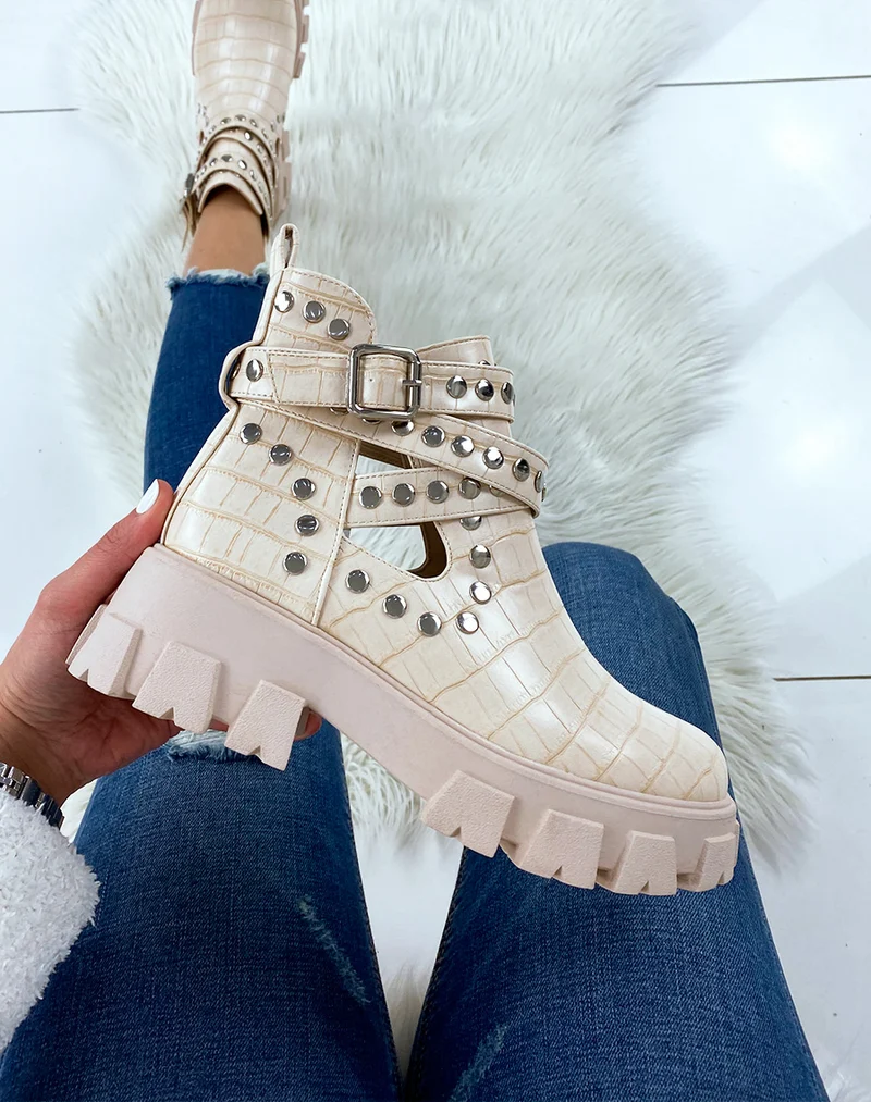 Bottines croco beiges cloutées