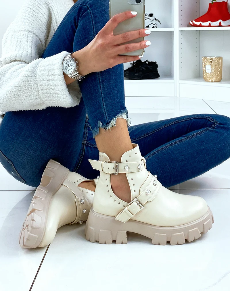 Bottines beiges ouvertes à lanières perlées