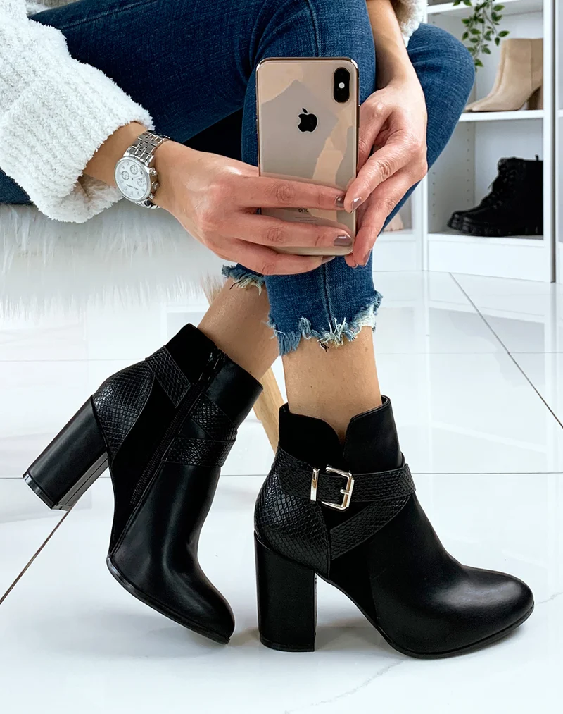 Bottines noires à talon à lanières croisées