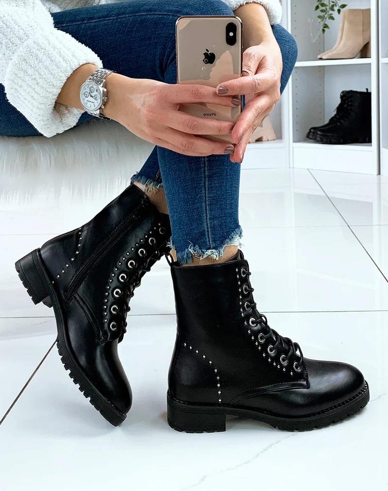 Bottines noires à lacets et détails cloutés