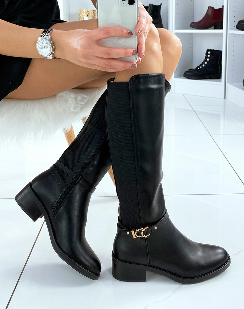 Bottes hautes noires au détail à sangle