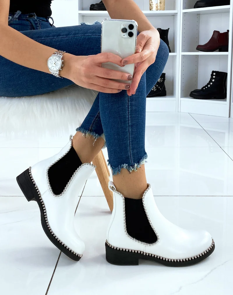 Chelsea boots blanches ornées de perles argentées