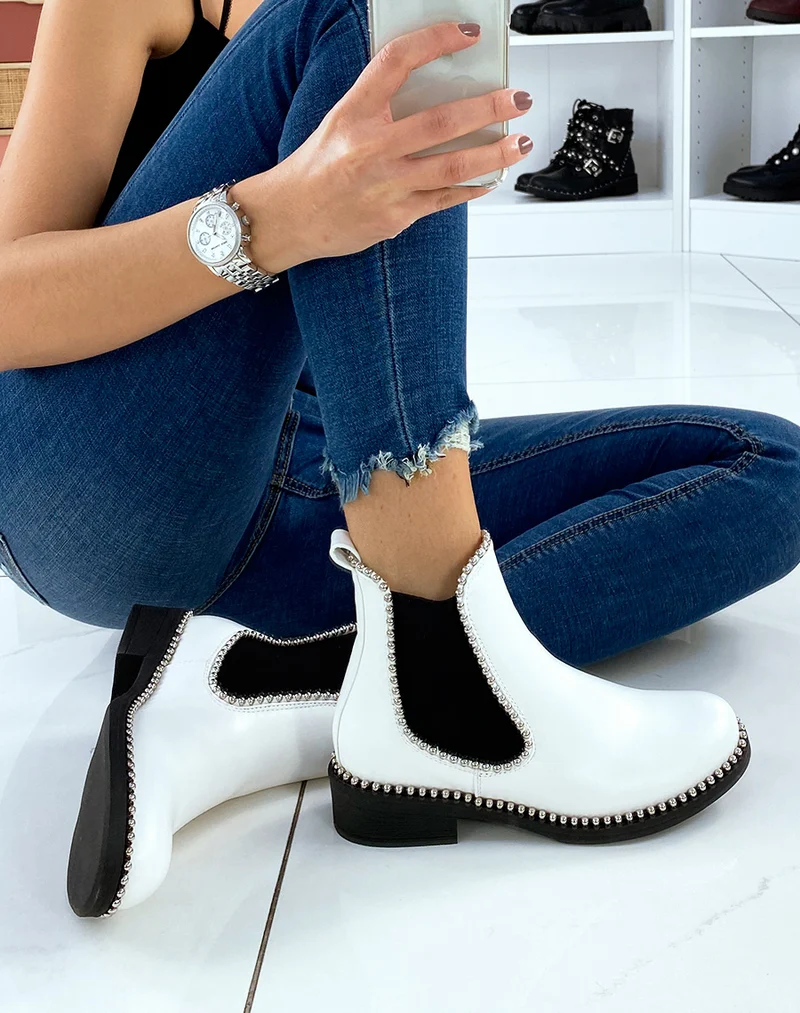 Chelsea boots blanches ornées de perles argentées