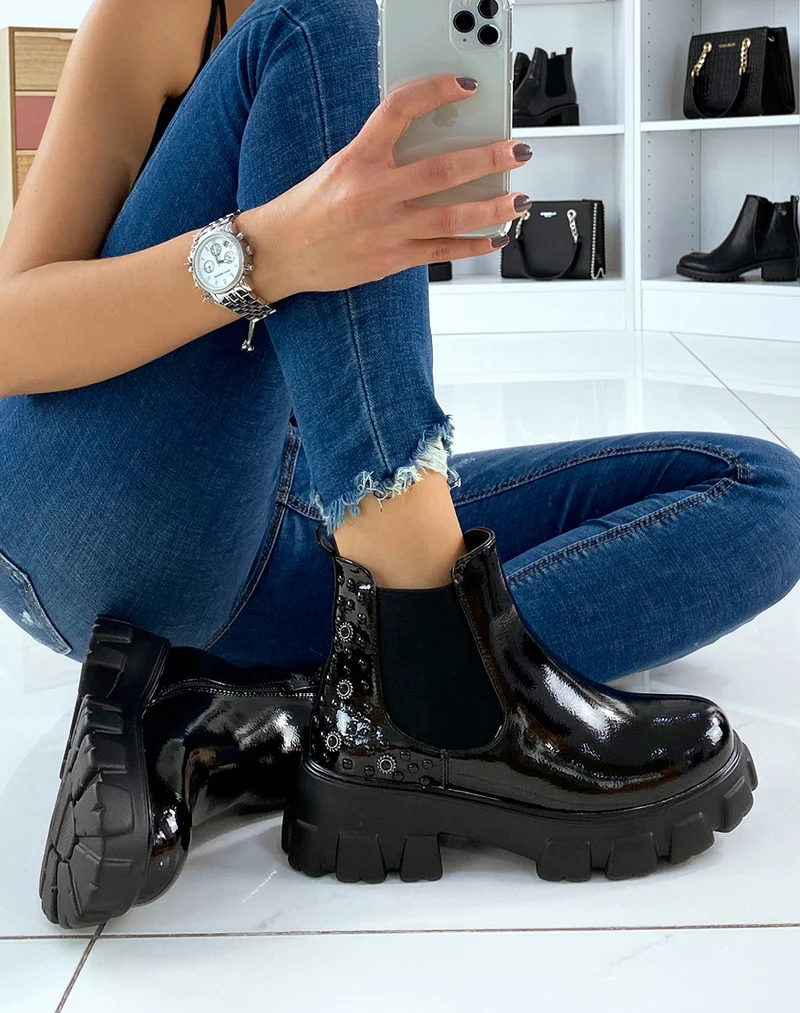 Chelsea boots noires vernies à ornements et semelles crantées
