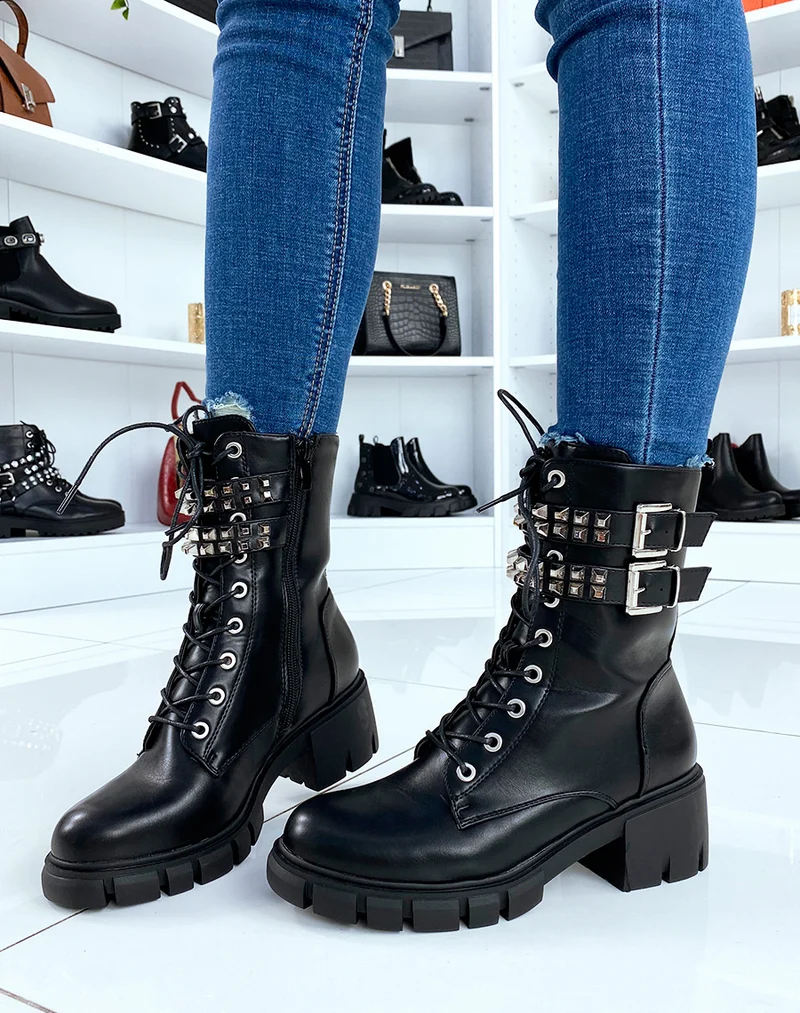 Bottines montantes noires lacées et cloutées