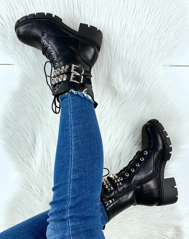 Bottines montantes noires lacées et cloutées