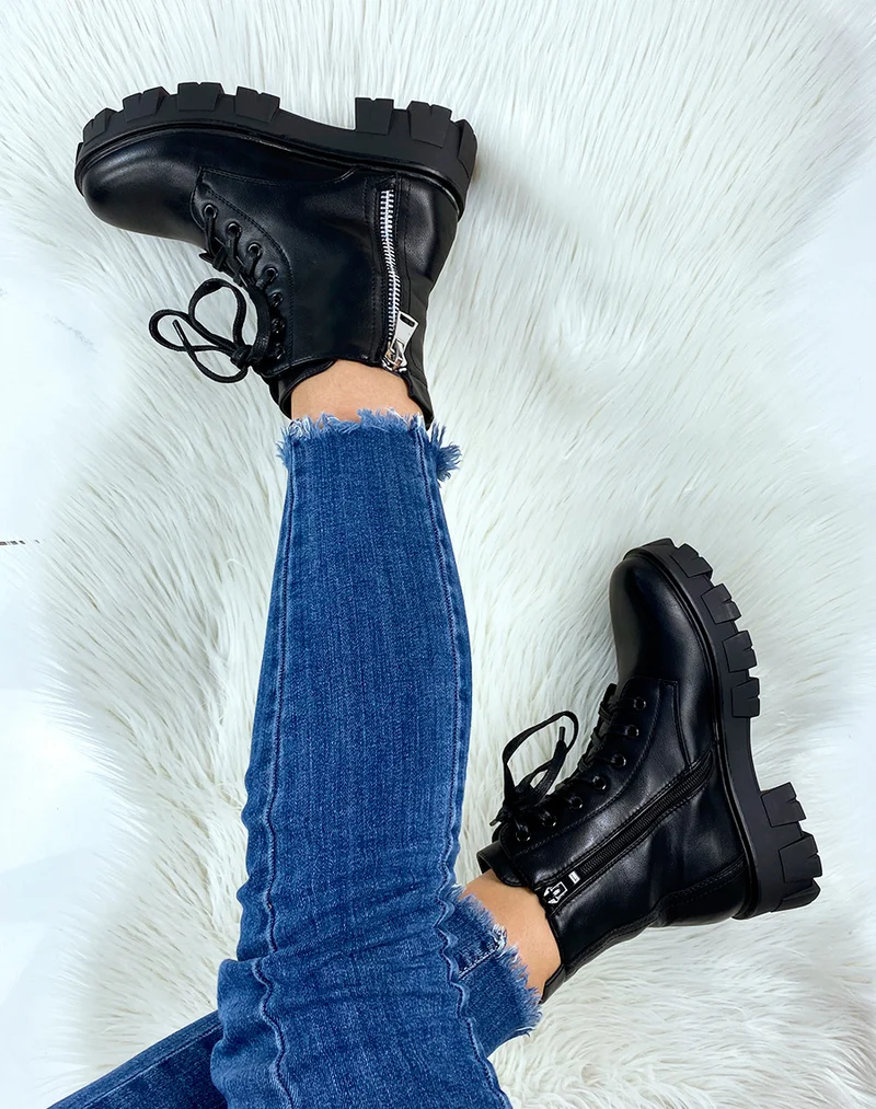 Bottines noires montantes lacées à zip et semelle crantée