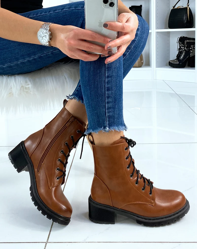 Bottines montantes camel lacées