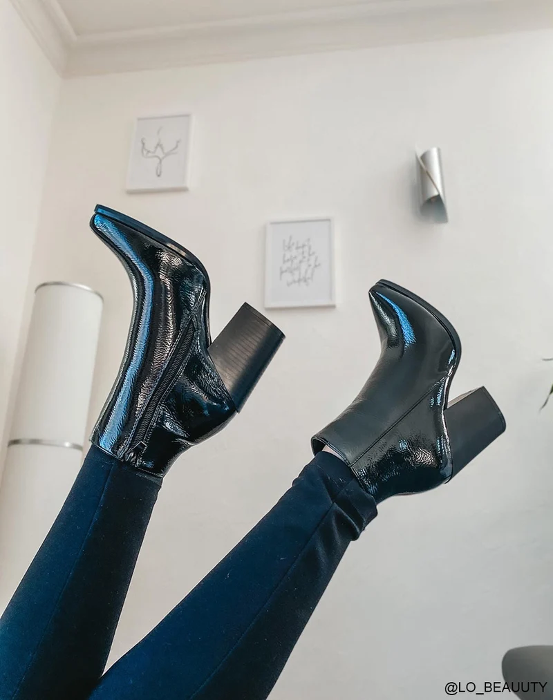 Bottines noires vernies à talons carrés