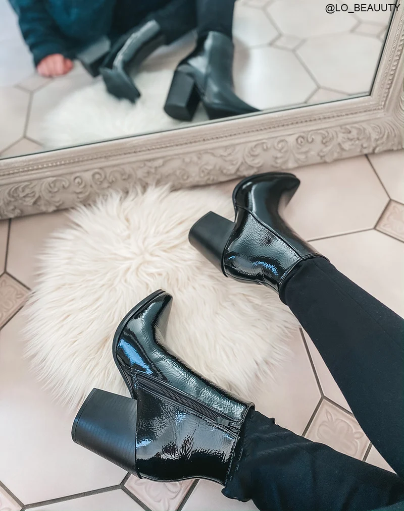 Bottines noires vernies à talons carrés