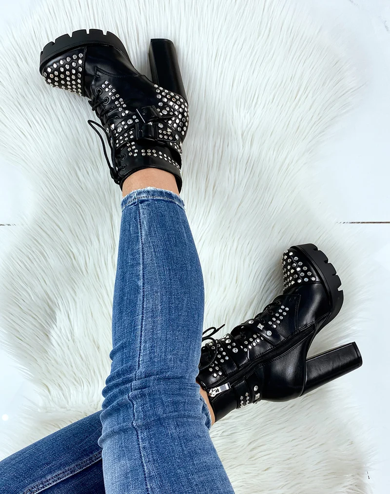 Bottines noires à talon ornées de clous