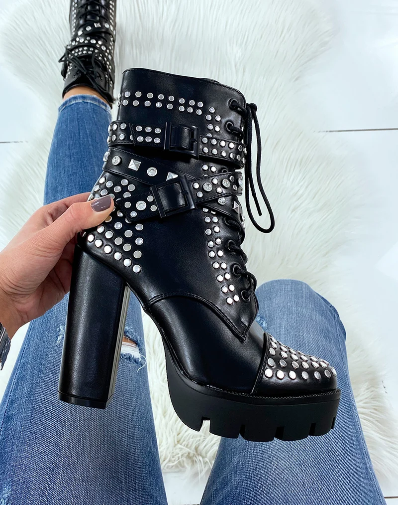 Bottines noires à talon ornées de clous