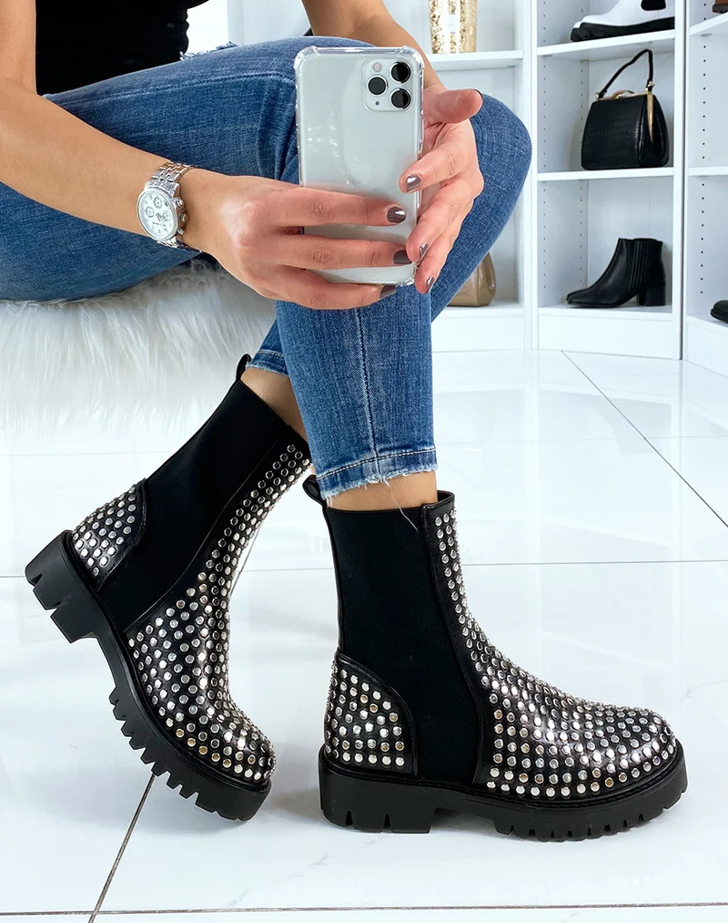 Bottines noires ornées de clous