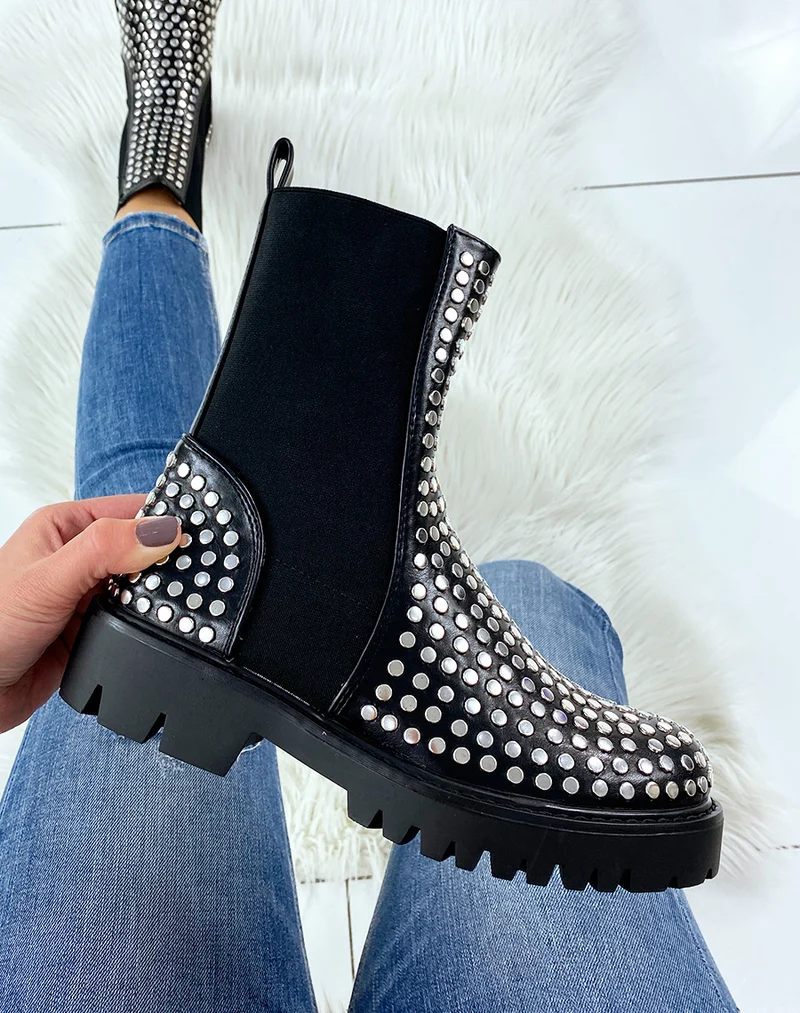 Bottines noires ornées de clous