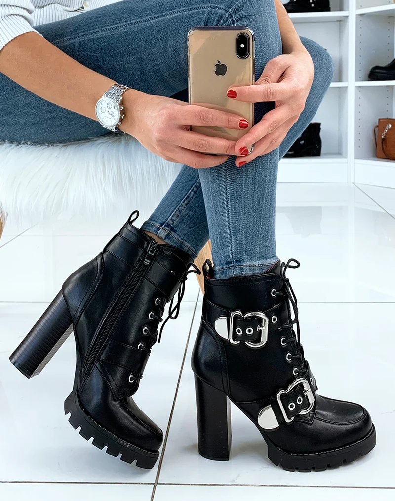 Bottines noires à talons lacées à lanières