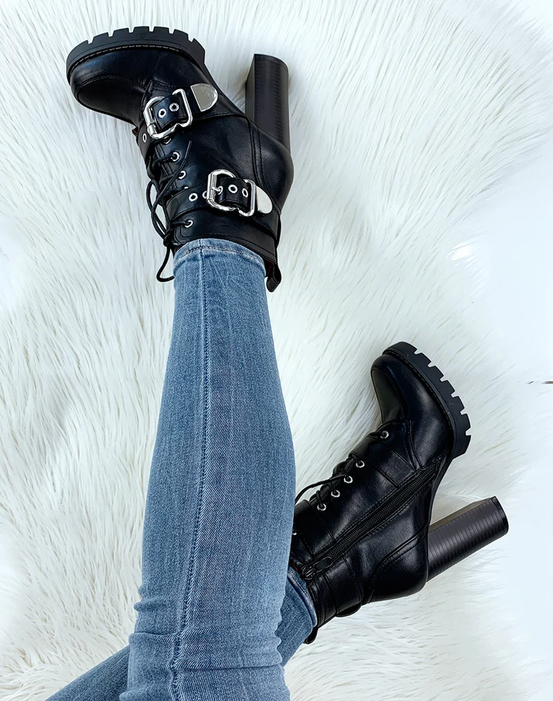 Bottines noires à talons lacées à lanières