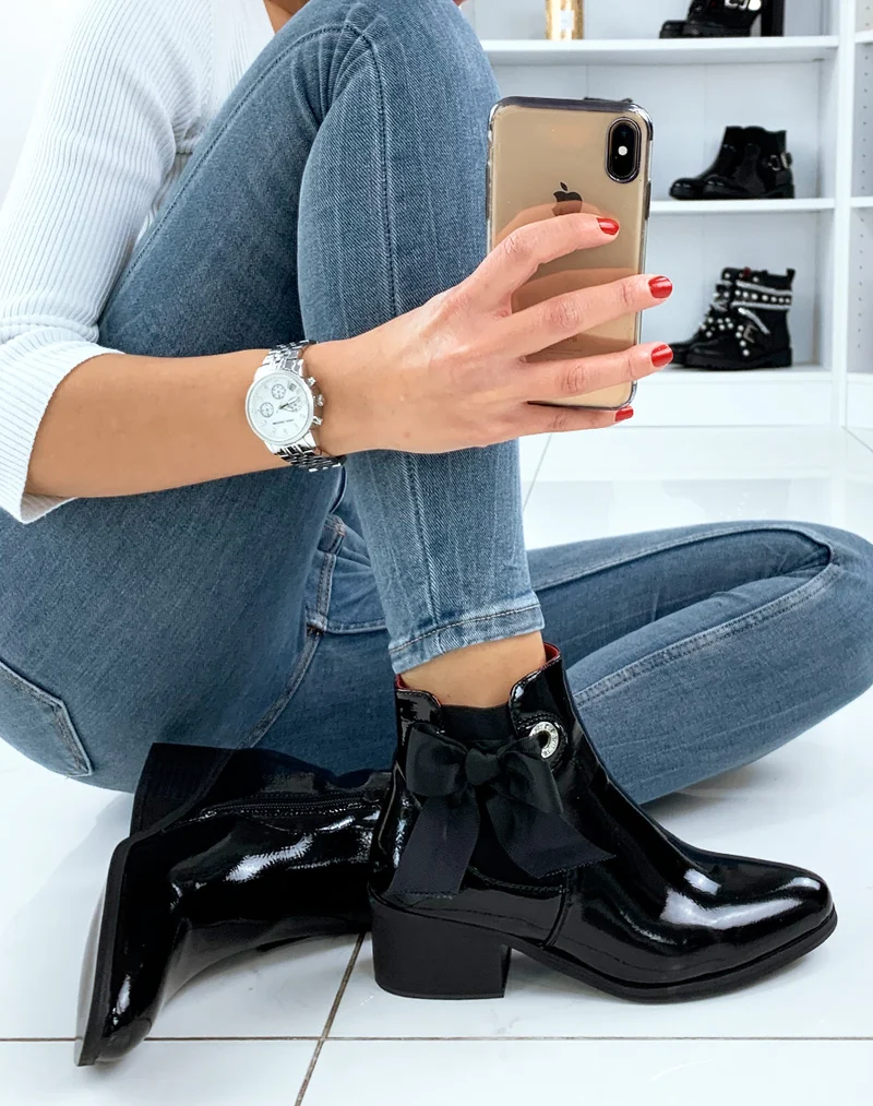 Bottines noires vernies en similicuir avec noeud intégrées