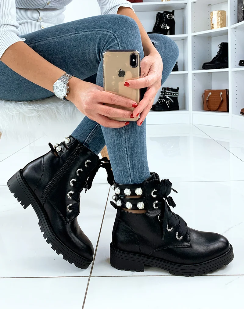 Bottines noires perlées à lacets rubans