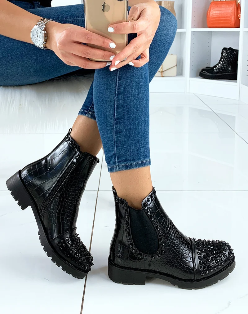 Bottines basses effet croco noir ornées de clous noirs