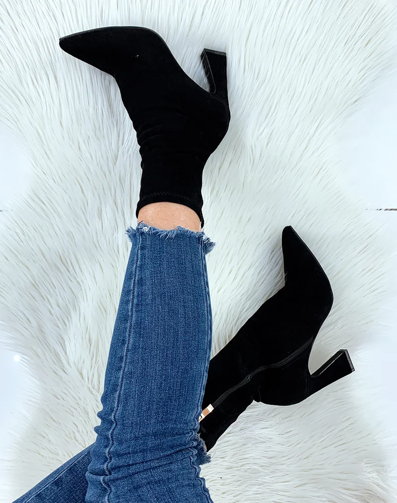 Bottines à talons en suédine noire à bout pointu